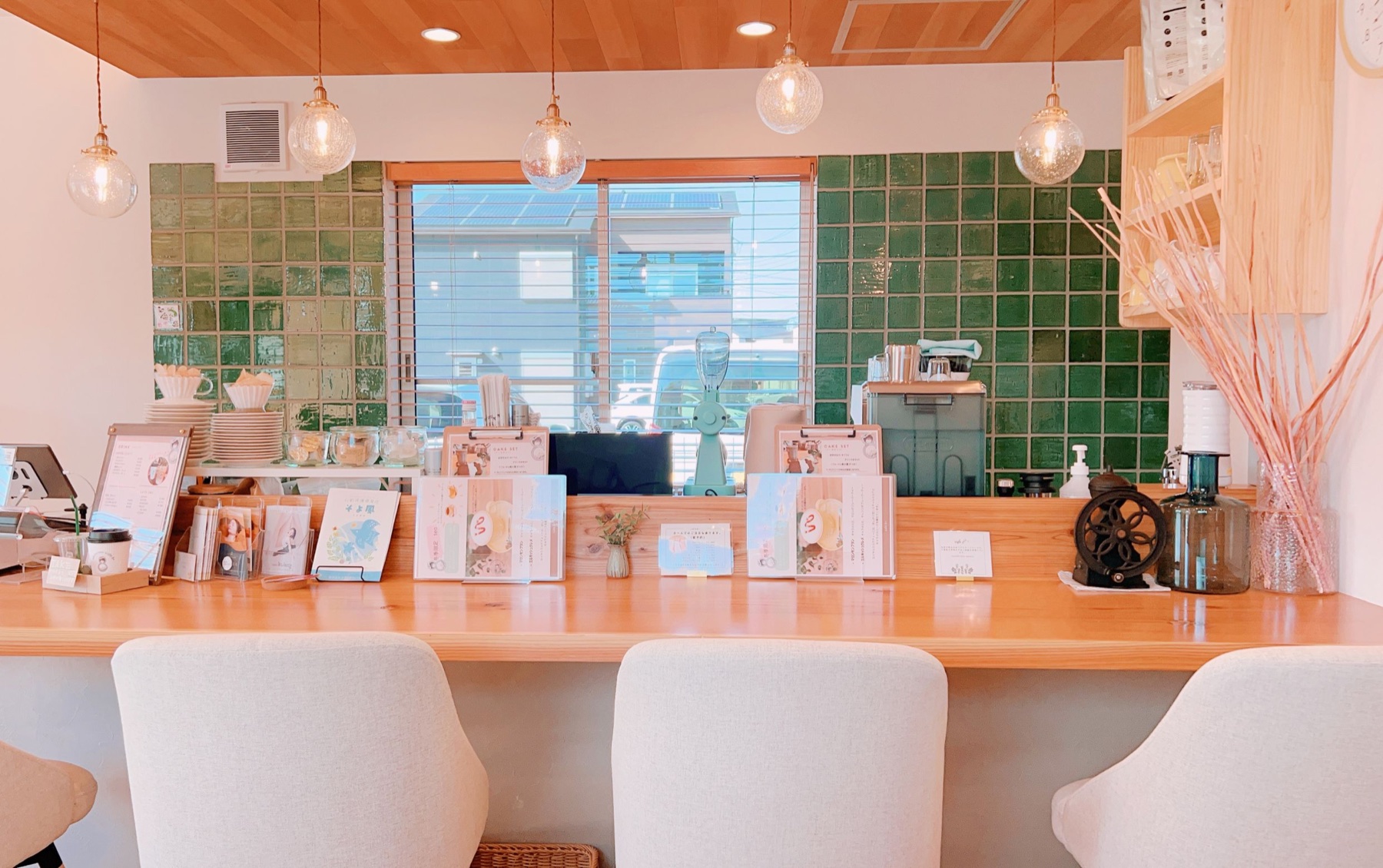 グリーンのタイルと木のカウンターがあるCafe 8＋店内